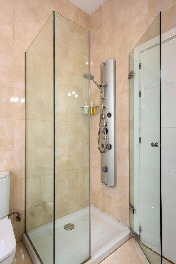 Cathedral Apartment, First Floor เซบีญา ภายนอก รูปภาพ